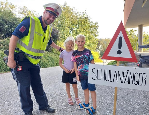 20240902_Maja_Tobias_Rath_mit_Polizeiinspektor_Karl_Hofbauer.jpg  