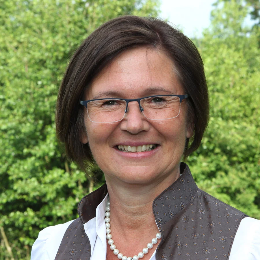 Bgmin Angela Helm