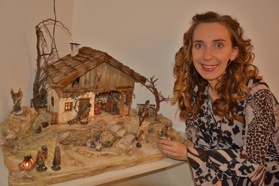 Melanie_Wöss_Aufstellen_selbst_gemachte_Krippe.jpg  